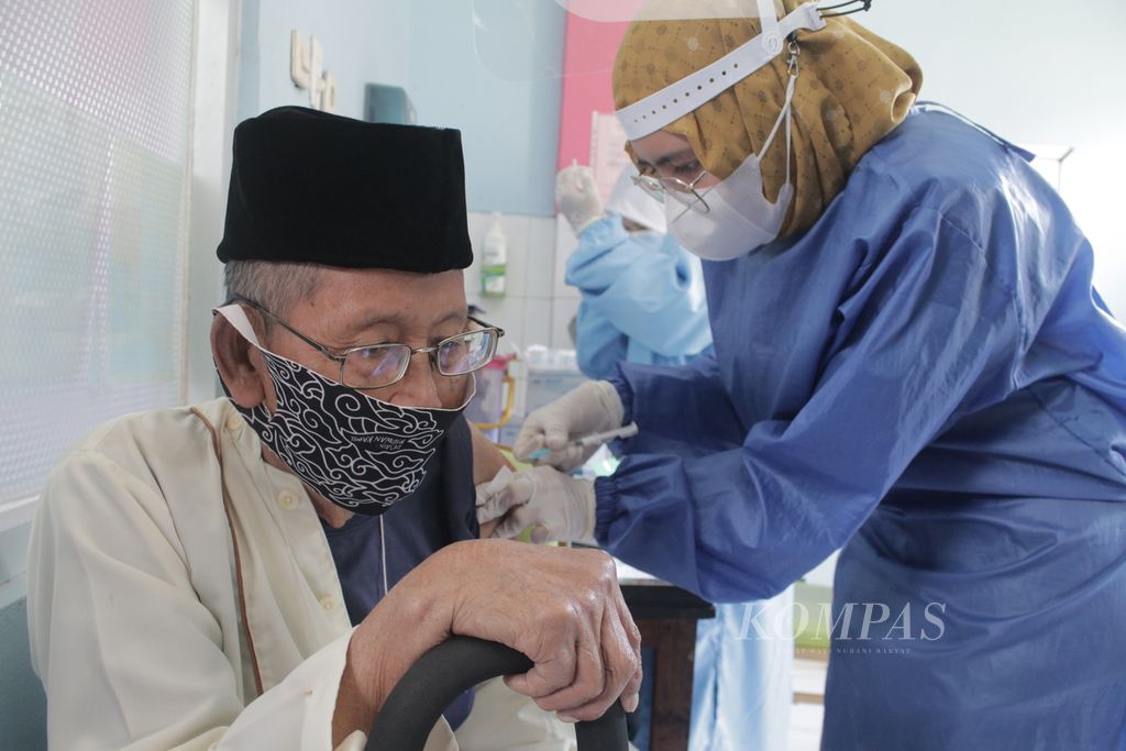 Salah seorang warga lanjut usia dari RW 010, Kelurahan Margasari, Kecamatan Buahbatu, Kota Bandung, Jawa Barat, disuntik vaksin di Puskesmas Margahayu Raya, Kecamatan Buahbatu, Kota Bandung, Senin (26/4/2021). Sekitar 40 warga lansia di wilayah tersebut melaksanakan vaksinasi Covid-19 secara kolektif.