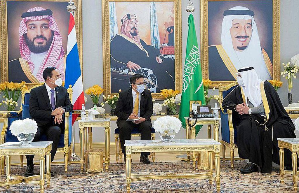 Dalam foto yang dirilis oleh Kantor Berita Arab Saudi, Saudi Press Agency (SPA), tampak Perdana Menteri Thailand, Prayuth Chan-ocha (kiri) tengah berbincang dengan Putera Mahkota Arab Saudi, Pangeran Mohammed bin Abdulrahman bin Abdulaziz, Selasa (25/1/2022).