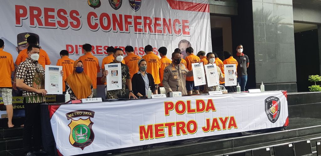 Polda Metro Jaya merilis kasus pinjaman daring ilegal di Markas Besar Polda Metro Jaya, di Jakarta, Jumat (22/10/2021).