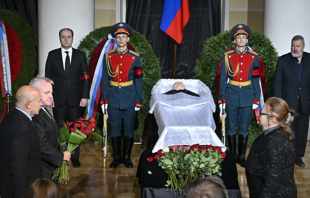 Duta Besar AS untuk Rusia John Joseph Sullivan (kedua dari kiri) berjalan mendekati peti jenazah mendiang mantan Presiden Uni Soviet Mikhail Gorbachev di Aula Utama Pillar di House of the Unions dalam upacara perpisahan di Moskwa, Rusia, Sabtu (3/9/2022). 