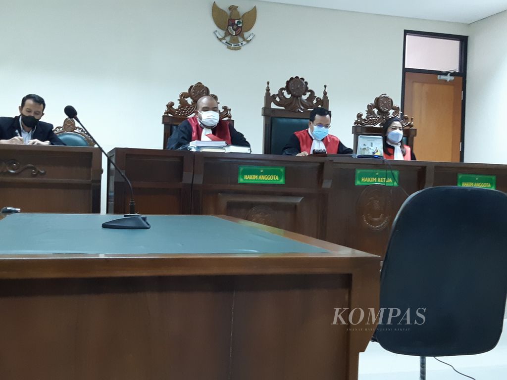 Ketua Majelis Hakim Chandra Ramadani dan dua anggota majelis hakim, masing-masing bernama Yudha Dinata dan Maria Krista Ulina Ginting, saat pembacaan sidang putusan kasus begal Bekasi, di Pengadilan Negeri Cikarang, Kabupaten Bekasi, Jawa Barat, yang dimulai pada Senin (25/4/2022).