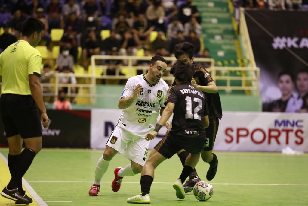 Pertandingan antara Pendekar United Jakarta (hitam) melawan Blacksteel Manokwari (putih) pada pekan kedua Liga Futsal Profesional Indonesia 2022/2023 di GOR POPKI Cibubur, Sabtu (14/1/2023). Pendekar United menang dengan skor telak 5-1.