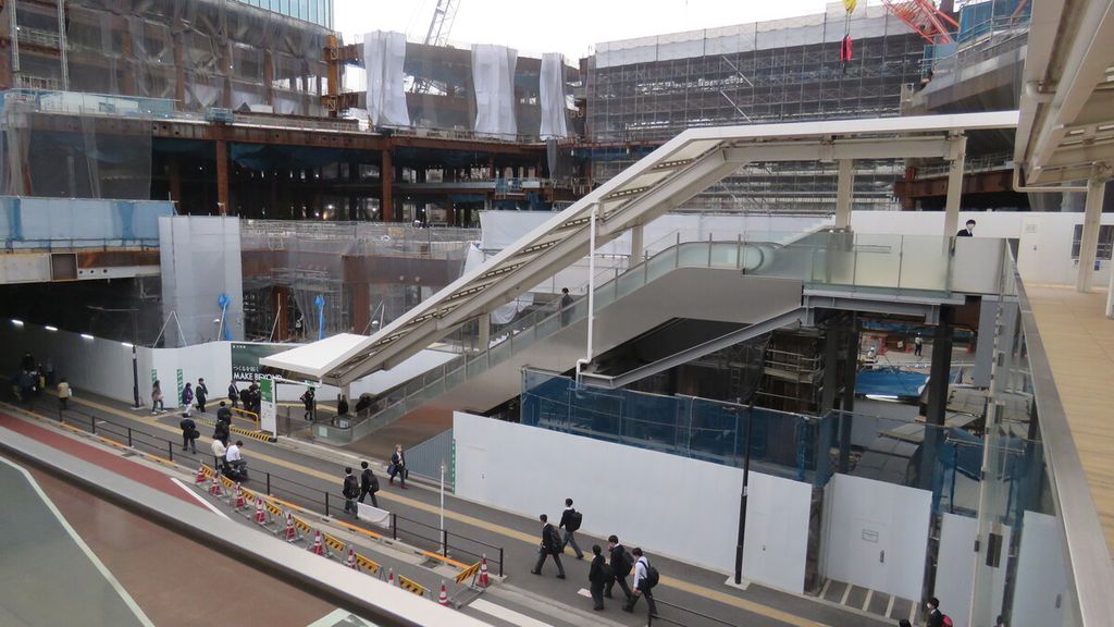Pemandangan di luar Stasiun Takanawa Gateway, Tokyo, Rabu (15/11/2023). Sebagai salah satu stasiun baru dalam lintas pelayanan Yamanote Line di Tokyo, Jepang, Stasiun Takanawa Gateway hadir dengan menerapkan teknologi kecerdasan buatan dan otomatisasi.