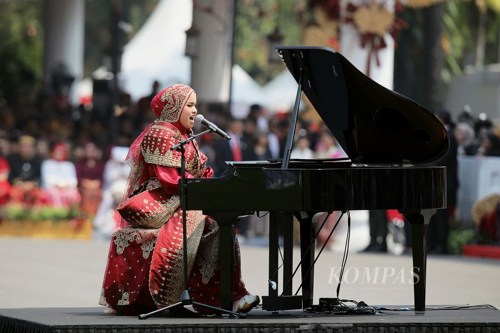 Putri Ariani, penyanyi yang mendapat <i>golden buzzer</i> di ajang America’s Got Talent 2023, tampil memeriahkan Upacara Peringatan Detik-detik Proklamasi Kemerdekaan Ke-78 Republik Indonesia di halaman Istana Merdeka, Jakarta, Kamis (17/8/2023). 