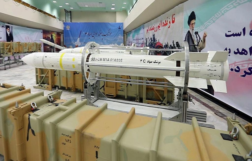 Rudal pertahanan udara  Sayyad-3 diperlihatkan  di situs Kementerian Pertahanan pada peluncuran produksi rudal itu di tempat yang tidak disebutkan, 22 Juli lalu. Pada Rabu (26/7), Iran mengecam sanksi baru yang dijatuhkan Amerika Serikat dan  menuduh AS melanggar kesepakatan tentang pengembangan program nuklir Iran tahun 2015.