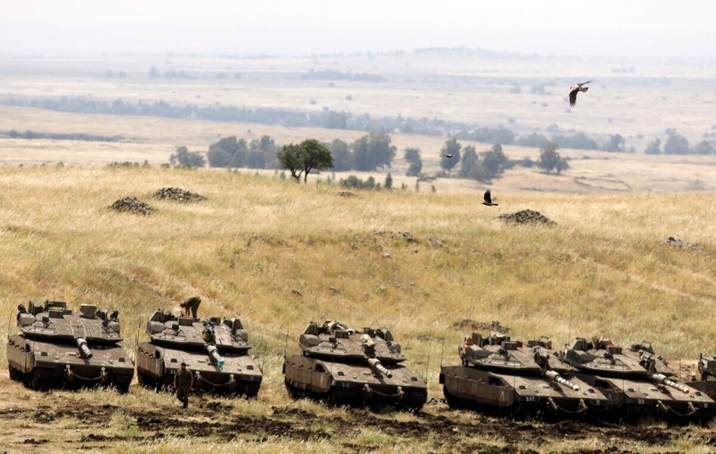 Tank-tank Israel, Merkava, disiagakan di dekat perbatasan Israel-Suriah, wilayah pendudukan Dataran Tinggi Golan, 10 Mei 2018. 