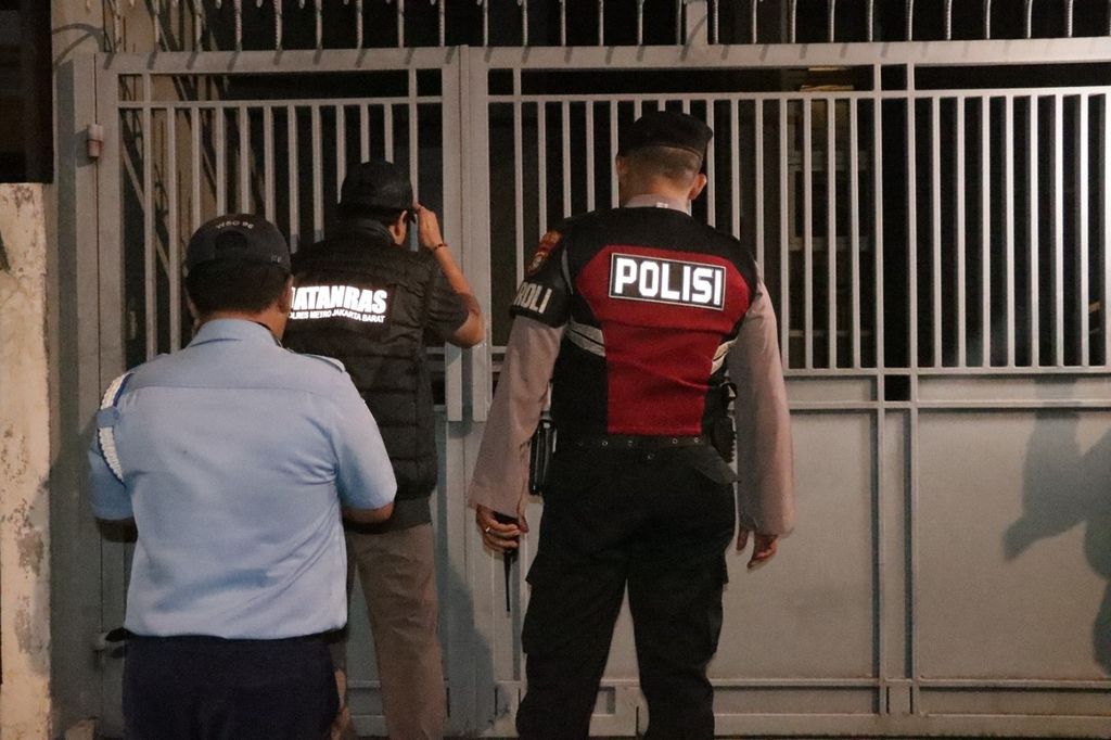 Jajaran Polres Metro Jakarta Barat patroli ke sejumlah perumahan untuk memastikan keamanan dan mencegah tindak kejahatan seperti pencurian, Selasa (9/4/2024).