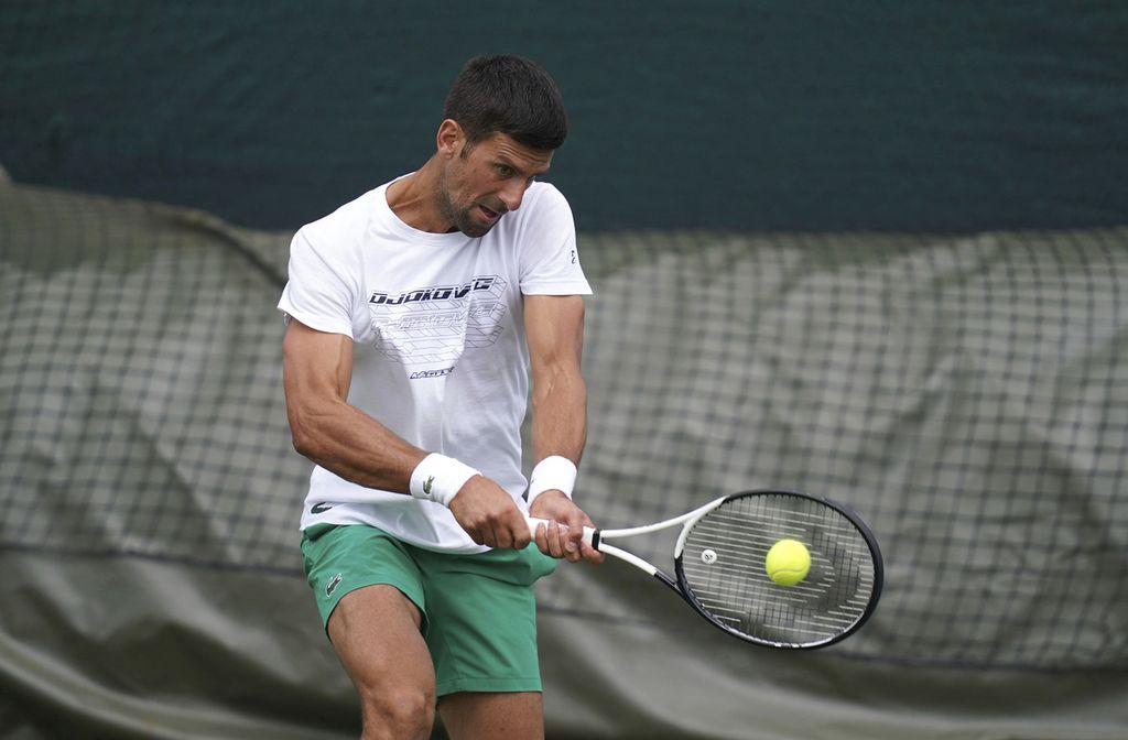 Petenis Serbia, Novak Djokovic, berlatih di lapangan All England Club, Wimbledon, Inggris, Sabtu (1/7/2023), menjelang Grand Slam Wimbledon yang dimulai Senin (3/7/2023).  