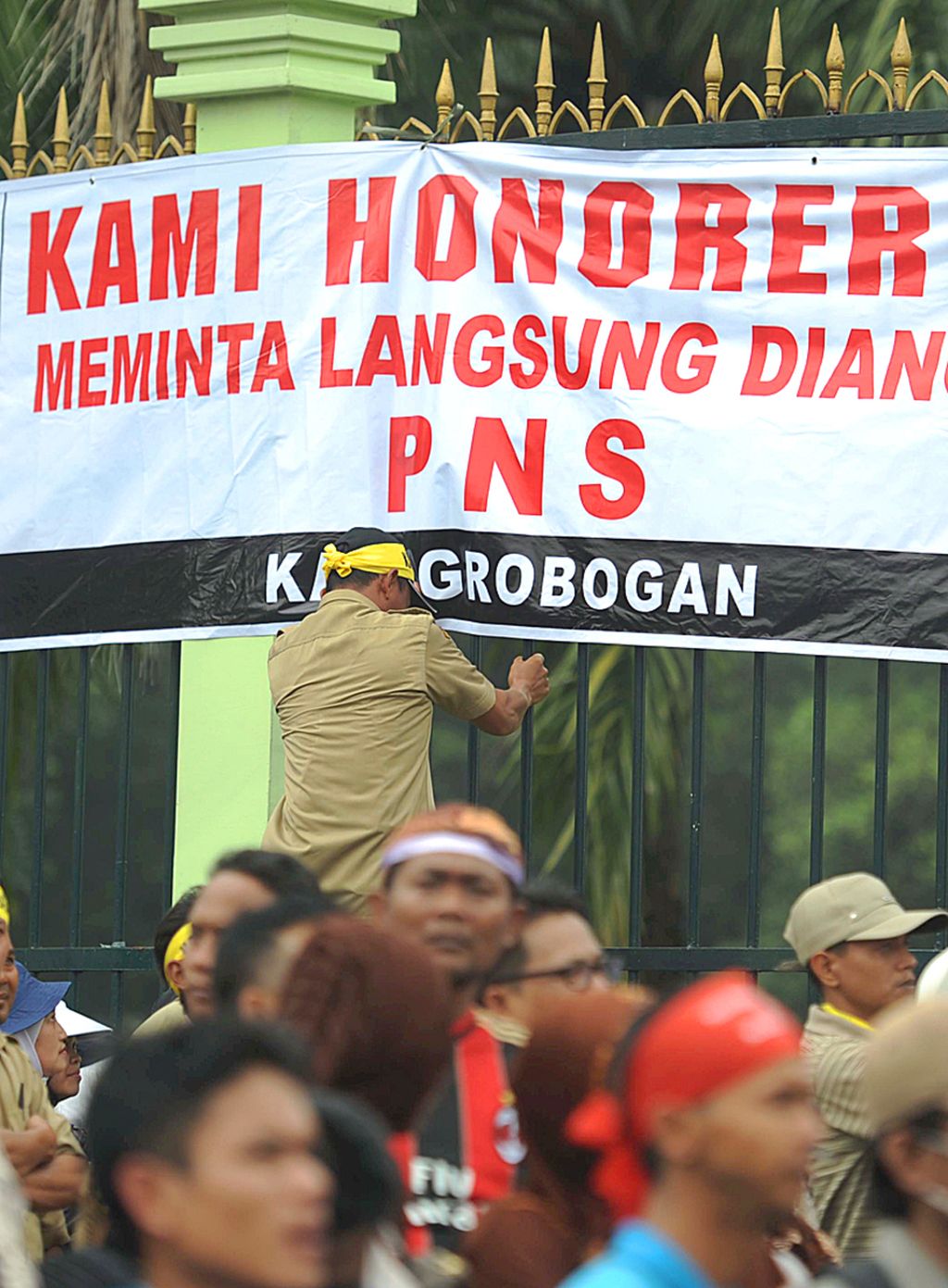 Aksi Tenaga Honorer - Tenaga honorer dari berbagai instansi di seluruh Indonesia kembali berunjuk rasa di depan gedung DPR/MPR Jakarta, Jumat (14/3). Mereka menuntuk kepada anggota dewan dan pemerintah untuk memperjuangkan nasib mereka dengan mengangkat tenaga honorer menjadi pegawai negeri sipil atau PNS.