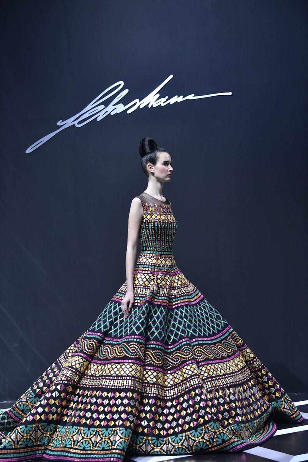 Model membawakan busana rancangan desainer Sebastian Gunawan dan Cristina Panarese dalam koleksi terbaru Sebastian Gunawan Signature 2023/2024 berjudul ”Metaphor” di Hotel Mulia, Jakarta, Selasa (18/7/2023).
