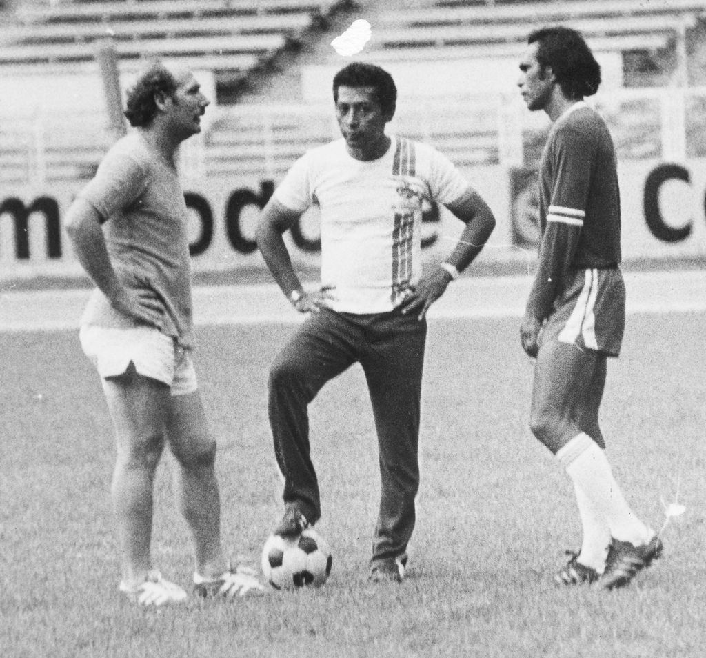 Pelatih Timnas Indonesia untuk Kualifikasi Olimpiade 1980 Frans van Balkom (kiri) berbincang dengan dua asistennya, Bertje Matulapelwa dan Hengky Heipon. Foto diambil pada 19 Maret 1980 di Stadion Utama Gelora Bung Karno, Jakarta.