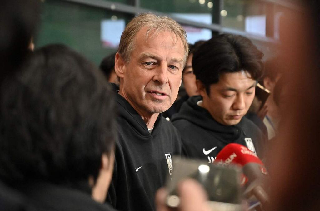 Pelatih Korea Selatan Juergen Klinsmann menjawab pertanyaan wartawan dalam konferensi pers di Bandara Incheon, Korsel, Kamis (8/2/2024), setelah Korsel tersingkir di babak semifinal Piala Asia 2023.