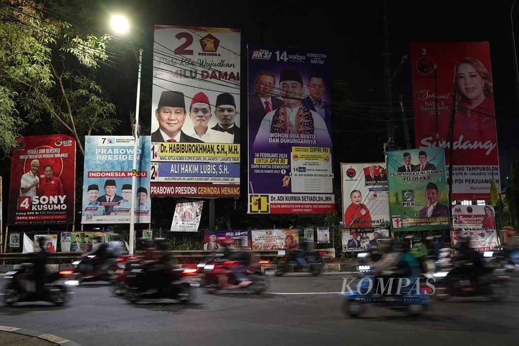 Pengendara sepeda motor melintasi baliho calon anggota legislatif di Jalan Laksamana Malahayati, Jakarta Timur, Selasa (9/1/2024). Masa kampanye digunakan calon anggota legislatif untuk menjaring suara dengan berbagai cara, salah satunya memasang baliho di tempat-tempat strategis. 