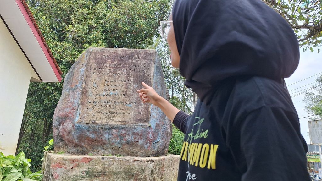 The earthquake memorial monument in Cihaur village, Maja District, Majalengka Regency, West Java, on Saturday (May 18, 2024). It is noted that as many as 12,520 houses were damaged following the earthquake on July 6, 1990 in Majalengka, Kuningan, Ciamis, and Sumedang, West Java.