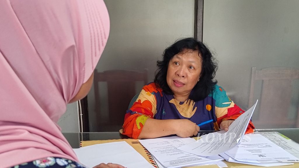 Petugas menjelaskan persyaratan pengangkatan anak kepada seorang perempuan di Yayasan Sayap Ibu, Jakarta Selatan, Rabu (10/5/2023). 