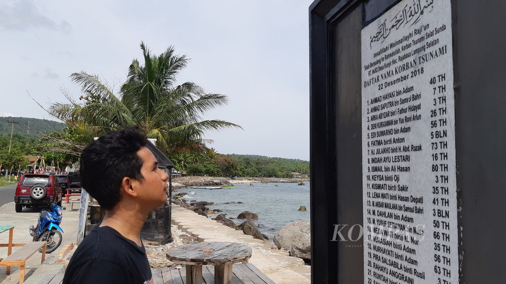Warga melihat monumen tsunami yang didirikan di Desa Kujir, Kecamatan Rajabasa, Kabupaten Lampung Selatan, Lampung, untuk mengenang bencana akibat erupsi Gunung Anak Krakatau pada 2018, Minggu (22/12/2019).