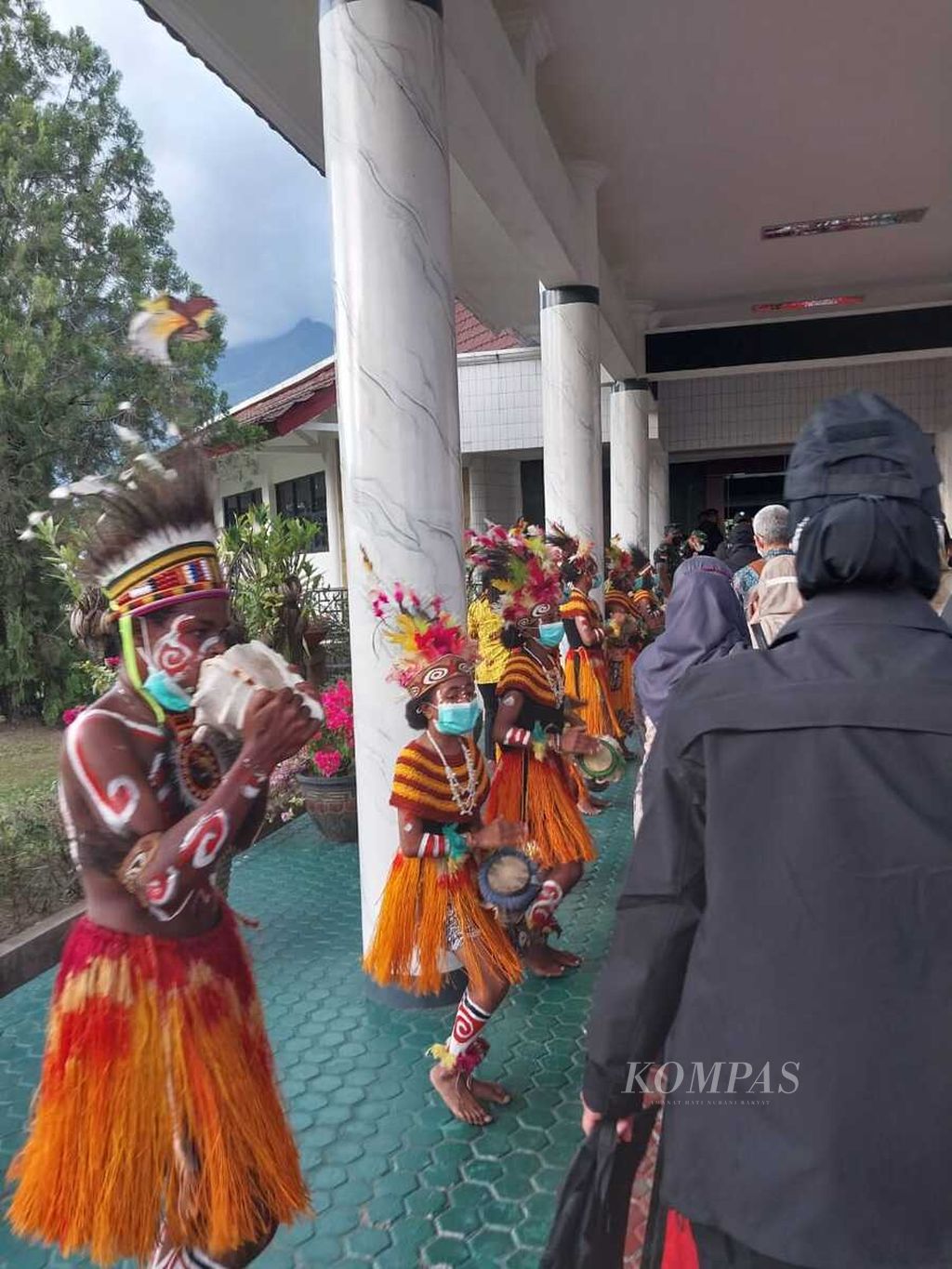 Tarian adat menyambut kedatangan Wakil Presiden Ma'ruf Amin selaku Ketua Badan Pengarah Percepatan Pembangunan Otonomi Khusus Papua di Bandara Internasional Sentani, Jayapura, Provinsi Papua, Senin (28/11/2022).