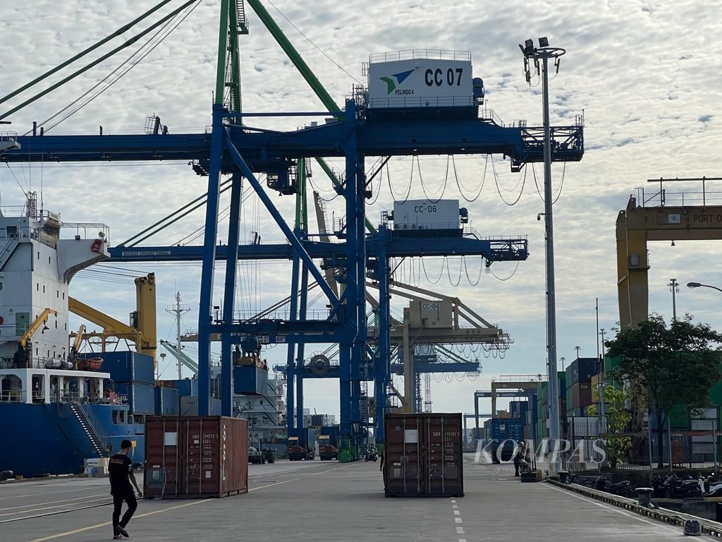 Aktivitas di Pelabuhan Peti Kemas Soekarno-Hatta, Makassar, Selasa (31/5/2022). Walau sudah ada program Metropolitan Mamminasata, sebagian beban pergudangan dan industri masih berpusat di Makassar.