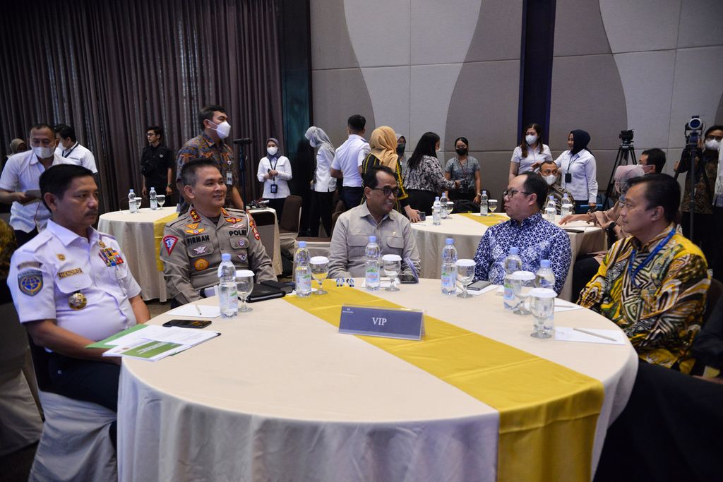Pemimpin Redaksi Harian <i>Kompas </i>Sutta Dharmasaputra (kedua dari kanan) berbincang dengan Menteri Perhubungan Budi Karya Sumadi (ketiga dari kanan) sebelum acara Focus Group Discussion bertajuk "Mudik Aman Berkesan" di Hotel Santika Hayam Wuruk, Jakarta Barat, Kamis (6/4/2023). 