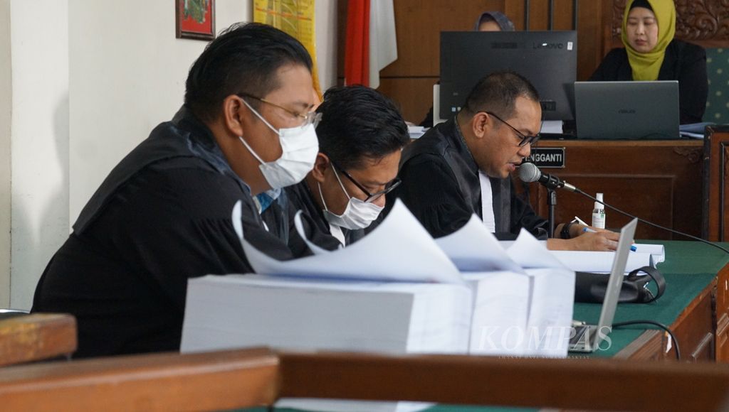 Tim jaksa penuntut umum dari Komisi Pemberantasan Korupsi dalam sidang lanjutan dugaan korupsi perizinan oleh bekas Wali Kota Yogyakarta Haryadi Suyuti di Pengadilan Negeri Kota Yogyakarta, Selasa (14/2/2023).