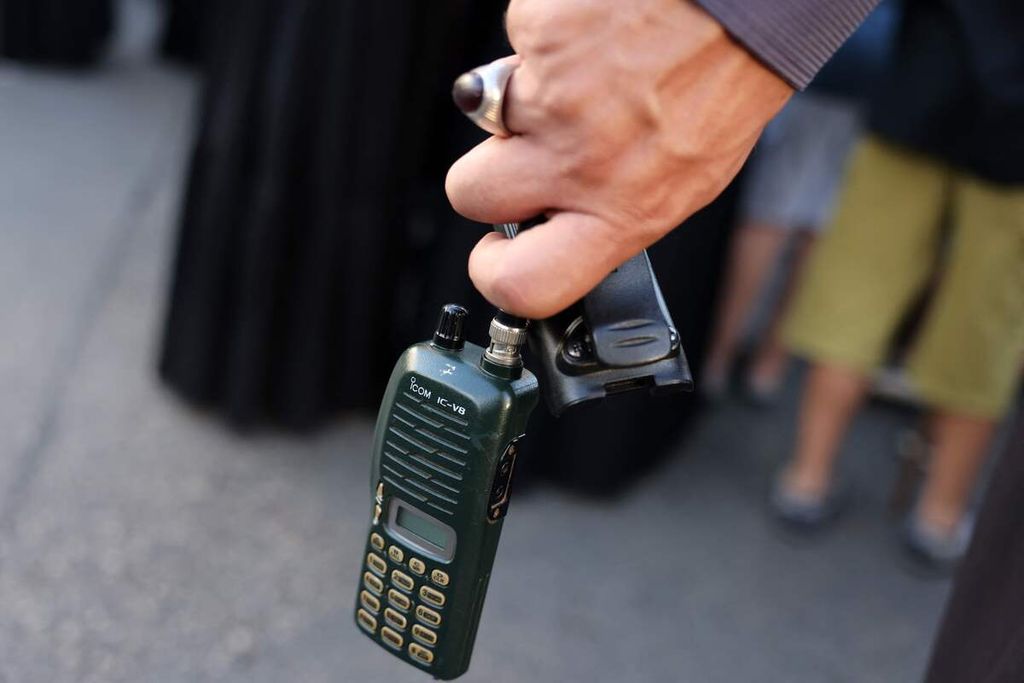 Seorang pria menenteng <i>walkie talkie</i> yang dicopot baterainya setelah terjadi teror ledakan kedua terhadap gawai elektronik di Lebanon, Rabu (18/9/2024). Berbagai perangkat elektronik milik Hezbollah diledakkan di ruang publik, mengakibatkan ribuan anggota Hezbollah dan masyarakat sipil menjadi korban. 