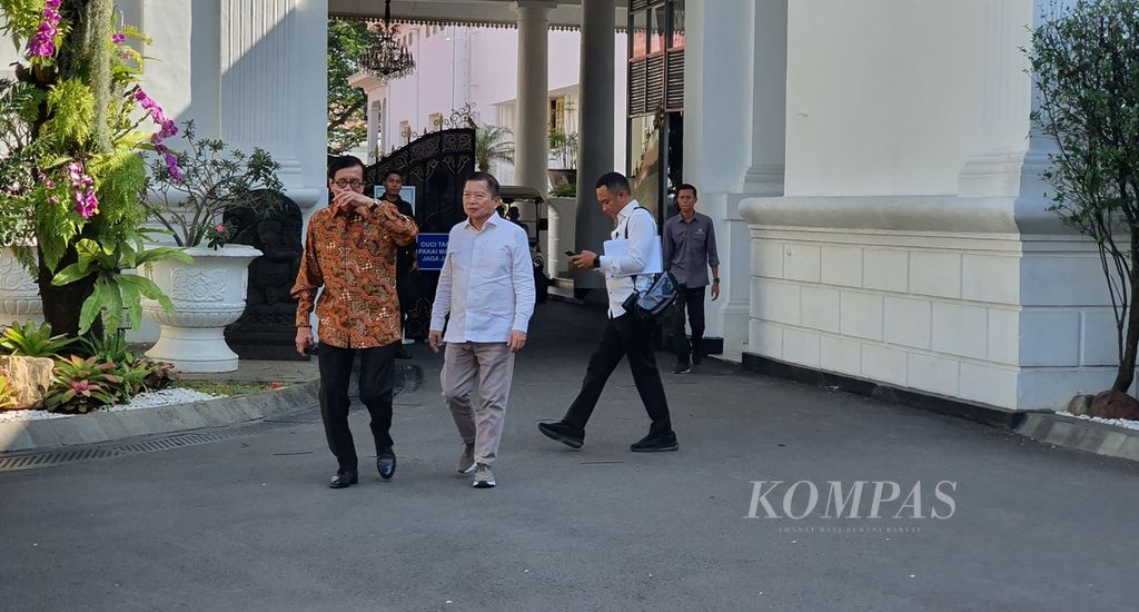 Menteri Hukum dan HAM Yasonna H Laoly (kiri) dan Menteri Perencanaan Pembangunan Nasional/Bappenas Suharso Monoarfa meninggalkan Kompleks Istana Kepresidenan, Jakarta, seusai mengikuti rapat terkait RUU Kekhususan Jakarta, Selasa (12/9/2023) siang.