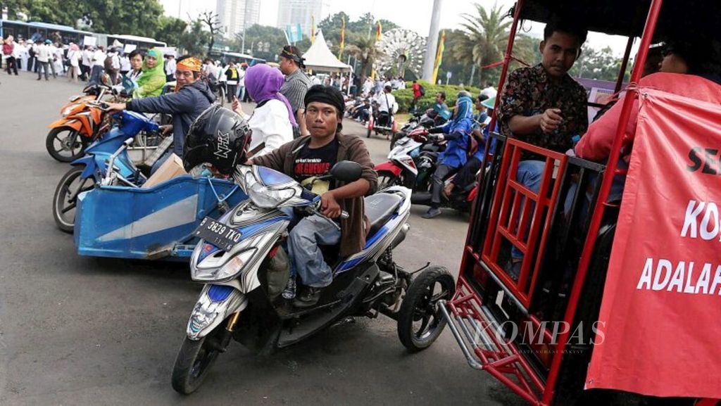 Penyandang disabilitas memarkirkan kendaraannya setibanya di depan Istana Merdeka, Jakarta, Kamis (18/5). Ratusan penyandang disabilitas mengikuti pawai menuntut pemerintah untuk membentuk Komisi Nasional Disabilitas (KND).