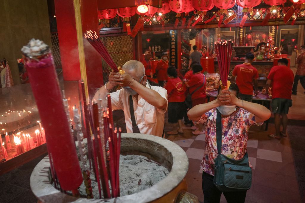 Warga keturunan Tionghoa bersembahyang di Wihara Dharma Jaya Toasebio, Petak Sembilan, Jakarta, Minggu (22/1/2023).  