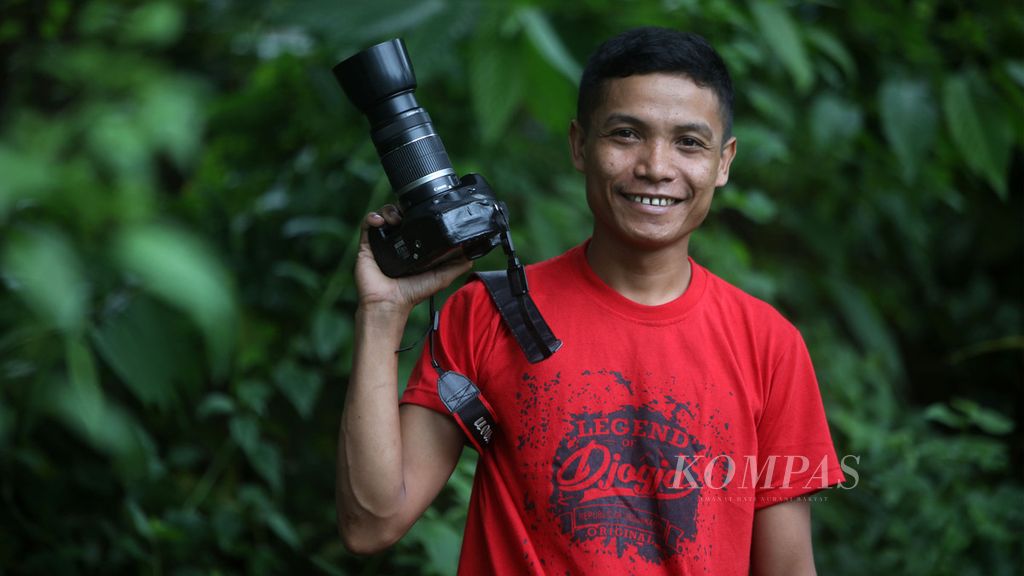 Ardin Mokodompit, anggota Masyarakat Mitra Polisi Hutan di Taman Nasional Bogani Nani Wartabone, saat ditemui di Suwawa Timur, Kabupaten Bone Bolango, Provinsi Gorontalo, Senin (18/7/2022). 