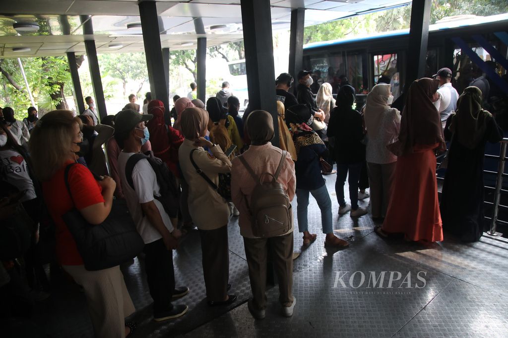 Kepadatan penumpang di Halte Transjakarta Monas, Jakarta, Kamis (22/6/2023).