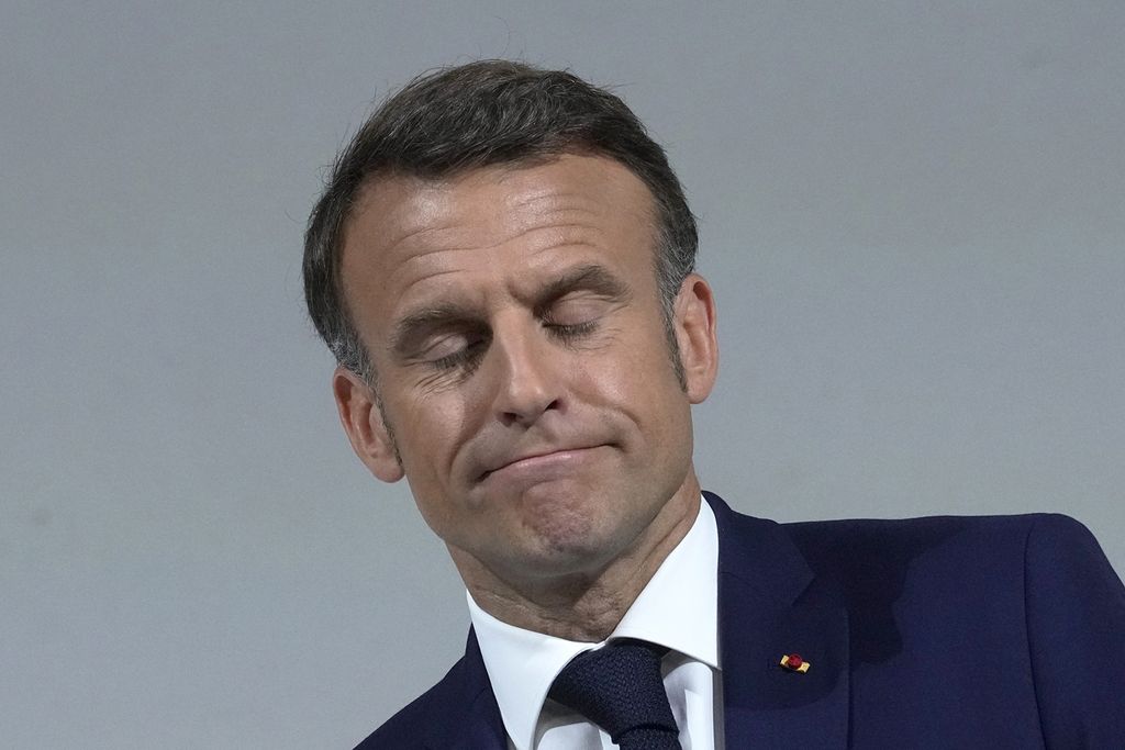 Presiden Perancis Emmanuel Macron bereaksi saat menyampaikan pidato, Rabu, 12 Juni 2024, di Paris. 