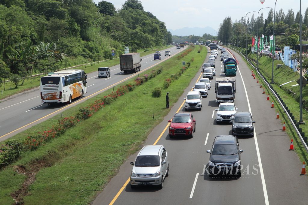 Sejumlah kendaraan melintasi Rest Area 207 A Jalan Tol Palimanan-Kanci, Cirebon, Jawa Barat, Kamis (28/4/2022). Pengelola tol dan kepolisian kembali menerapkan sistem buka tutup area istirahat untuk mengurai kepadatan.