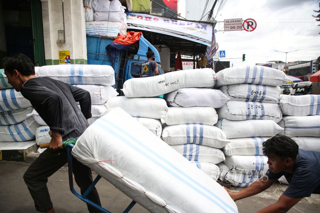 Tumpukan karung barang di tempat ekspedisi di kawasan Tanah Abang, Jakarta Pusat, Senin (4/3/2024). Sebagian besar paket tersebut berisi pakaian yang akan dijual di daerah-daerah pada momen Lebaran.