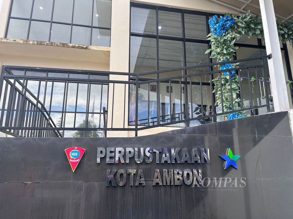 Tampak depan Perpustakaan Kota Ambon hasil kerja sama Pemerintah Kota Ambon dan Perpustakaan Nasional di Ambon, Selasa (21/5/2024).