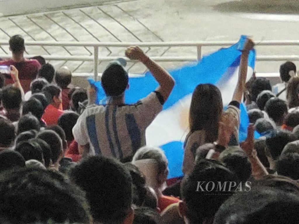 Sejumlah suporter Argentina memberikan dukungan kepada tim kesayangannya saat menghadapi Indonesia pada laga uji coba di Stadion Utama Gelora Bung Karno, Jakarta, Senin (19/6/2023). Argentina yang tampil tanpa Lionel Messi menang, 2-0.