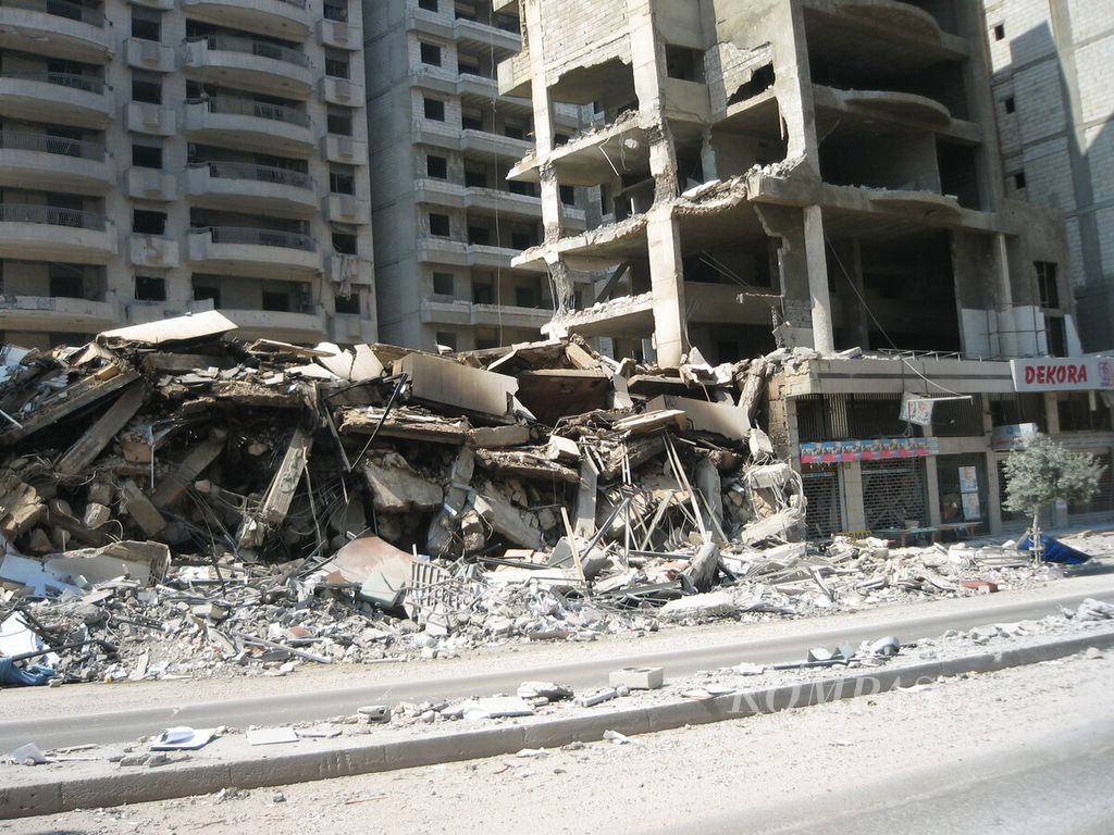 Kehancuran bangunan di Lebanon pada 17 Juni 2006. 