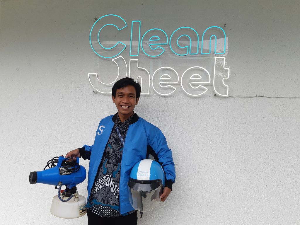 Dihqon Nadaamist, pendiri Clean Sheet, usaha jasa pembersihan rumah dan kantor di Bogor, Jabar.