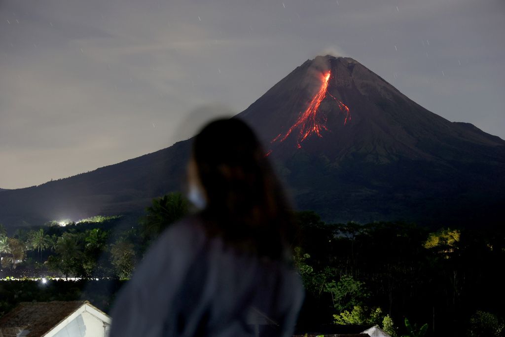 Guguran lava pijar dari Gunung Merapi terlihat dari Desa Kaliurang, Kecamatan Srumbung, Kabupaten Magelang, Jawa Tengah, Senin (3/1/2022) malam. 