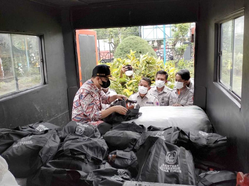 Wakil Gubernur Jawa Timur Emil Elestianto Dardak memeriksa bantuan logistik yang akan dikirim untuk korban bencana banjir di Trenggalek, Selasa (18/10/2022). Selain kebutuhan logistik, Badan Penanggulangan Bencana Daerah Jatim juga mengirim perahu karet dan air bersih.