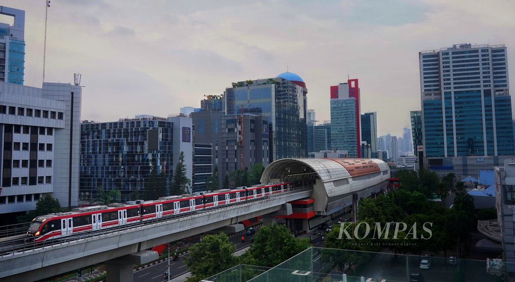 Suasana lanskap sebuah kereta cepat ringan (LRT) saat melintasi Stasiun LRT Kuningan, Jakarta, Selasa (21/11/2023).