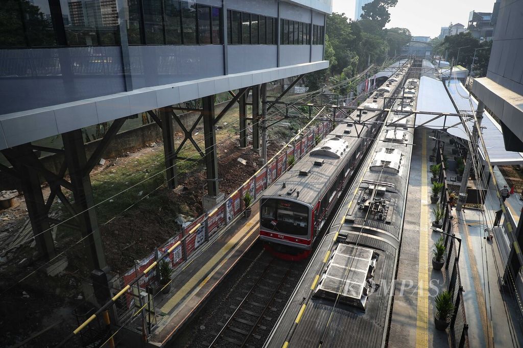 Lalu-lalang KRL Commuterline di bawah Jembatan Penyeberangan Multiguna (JPM) Dukuh Atas, Jakarta, Selasa (29/8/2023).  