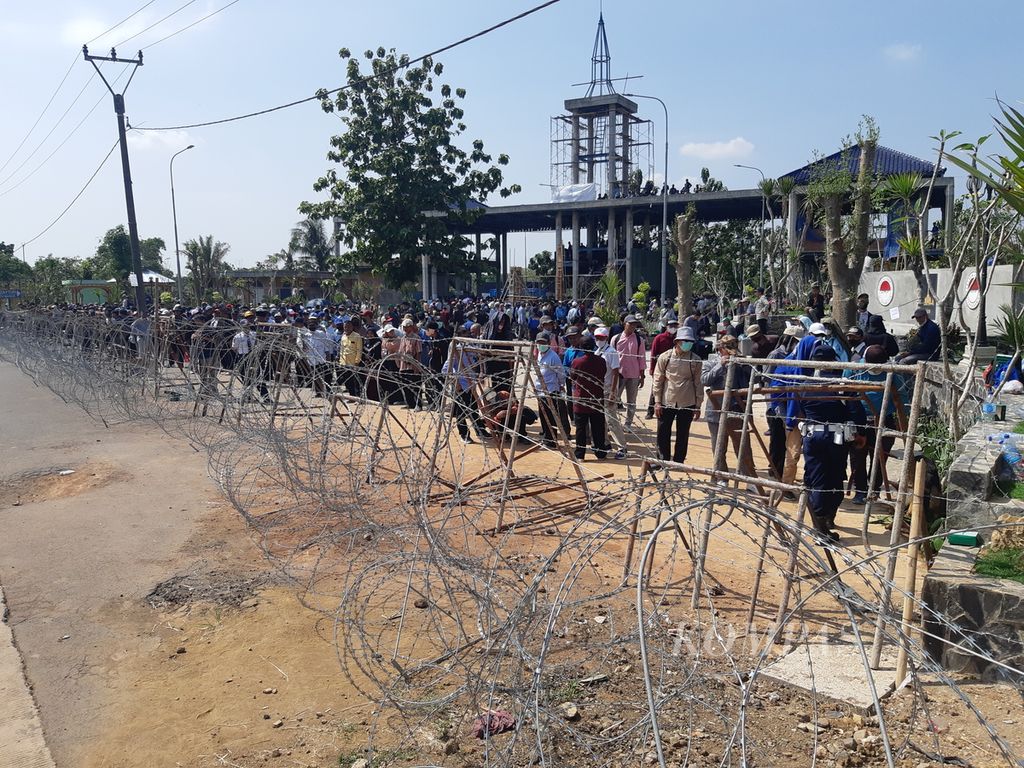 The atmosphere around the entrance of Mahad Al-Zaytun in Mekarjaya Village, Gantar Subdistrict, Indramayu District, West Java, was tense on Thursday (22/6/2023). A total of 1,200 police officers were on standby to handle the protest from the Dharma Ayu Solidarity Forum.
