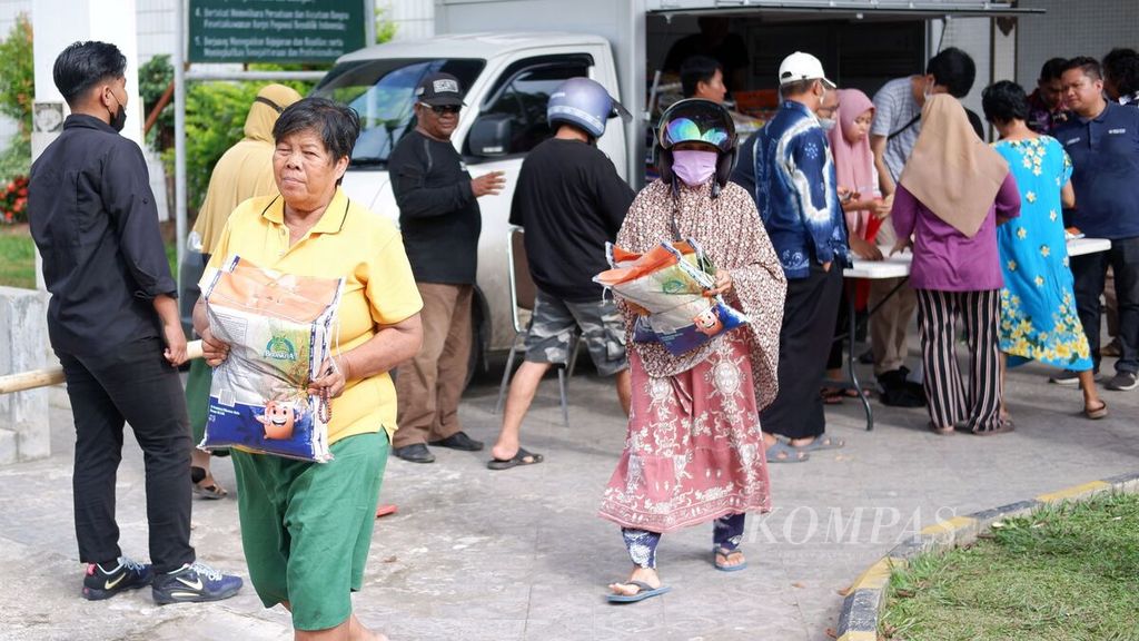 Warga membeli beras premium Bulog dalam kegiatan operasi pasar beras bersubsidi di Banjarmasin, Kalimantan Selatan, Kamis (22/12/2022).