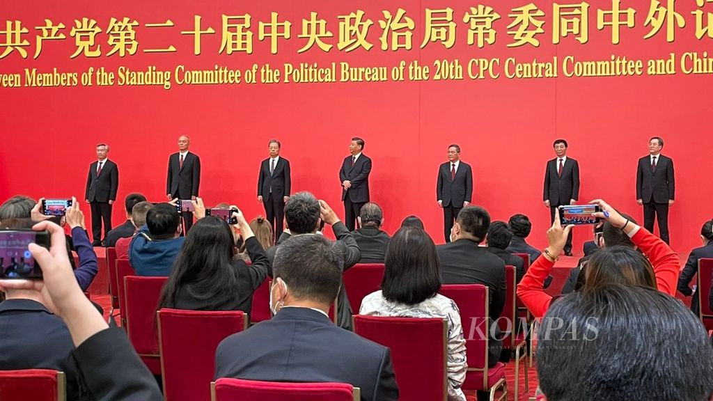 Jajaran Komite Tetap Politbiro Partai Komunis China yang baru diumumkan di hadapan pers, Minggu (23/10/2022). Xi Jinping kembali terpilih sebagai sekretaris jenderal PKC dan dipastikan menjadi presiden China untuk periode ketiga.