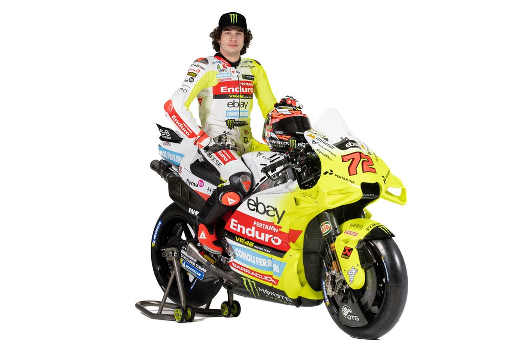 Marco Bezzecchi berpose dalam peluncuran tim Pertamina Enduro VR46 Racing untuk MotoGP 2024 di Riccione, Italia, Rabu (24/1/2024).