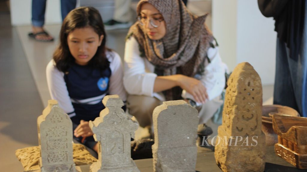 Batu nisan peninggalan masa Kerajaan Aceh Darussalam, Kerajaan Malikussaleh, dan Kerajaan Lamuri dipamerkan dalam Festival Ornamen Aceh di Museum Tsunami Aceh, Banda Aceh, Sabtu-Rabu (10-14/6/2023). Setiap kerajaan memiliki ornamen pada batu nisan sebagai bentuk identitasnya.