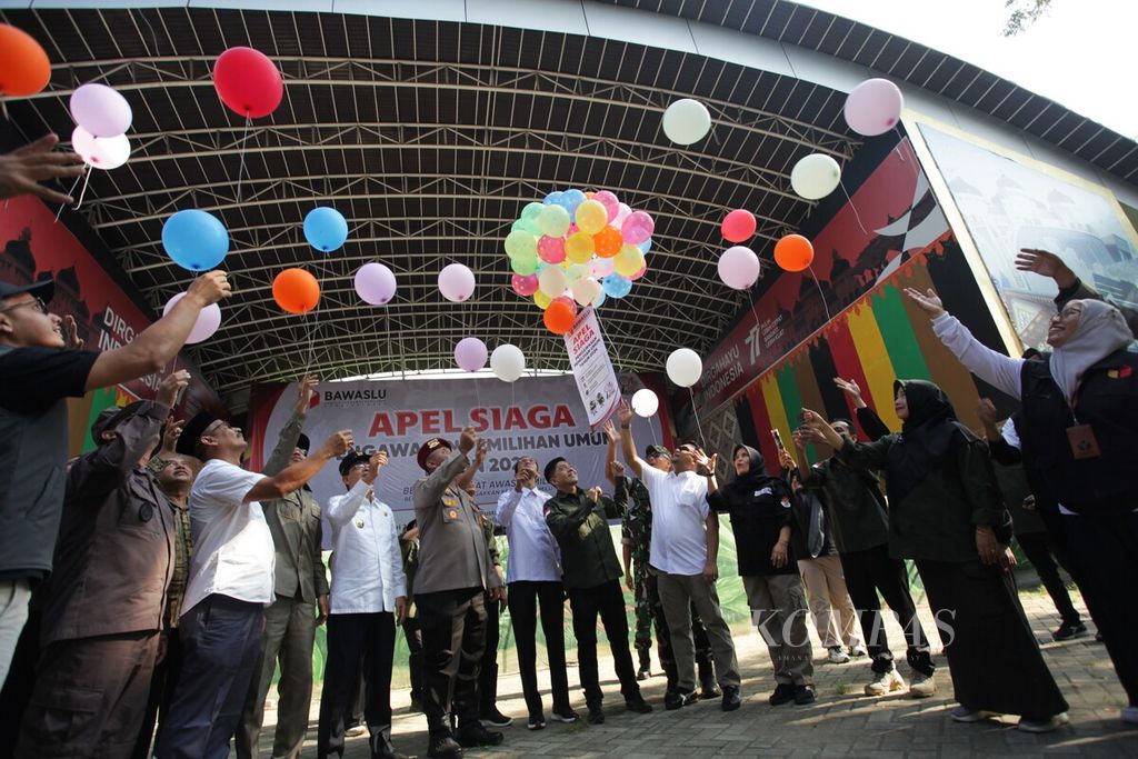 Panitia Pengawas Pemilihan Umum, Komisi Independen Pemilihan, TNI/Polri, dan pemerintah daerah di Provinsi Aceh melepaskan balon ke udara sebagai simbol kesiapsiagaan mengawal tahapan Pemilu 2024. 