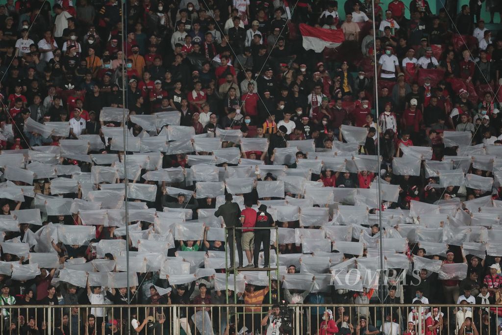 Penonton memberikan dukungan di final Piala AFF U-16 di Stadion Maguwoharjo, Sleman, DI Yogyakarta, Jumat (12/8/2022). Indonesia U-16 mengalahkan Vitenam U-16 dengan skor 1-0. 