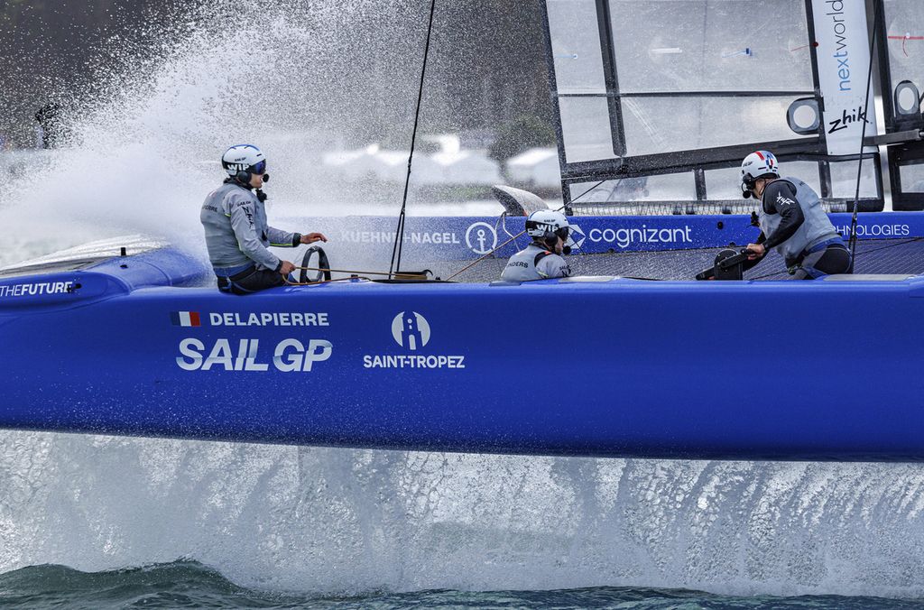 Tim Perancis di SailGP  bersiap di pesisir Christchurch, Selandia Baru pada Jumat (23/3/2024)