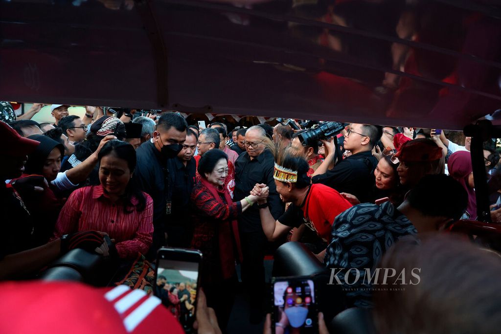 Ketua Umum Partai Demokrasi Indonesia Perjuangan (PDIP) Megawati Soekarnoputri berada di antara massa yang hadir dalam acara dialog kebangsaan di Pendapa Royal Ambarrukmo, Kabupaten Sleman, Yogyakarta, Selasa (22/8/2023). 